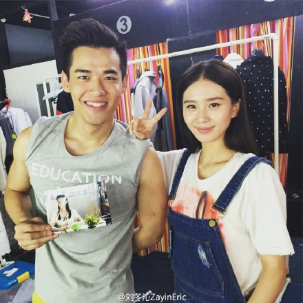 劉詩(shī)詩(shī)穿校服照片