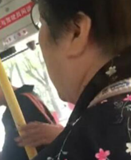 大媽投訴乘客玩手機