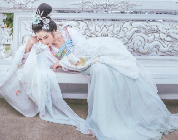 白廟側(cè)臥照引不滿