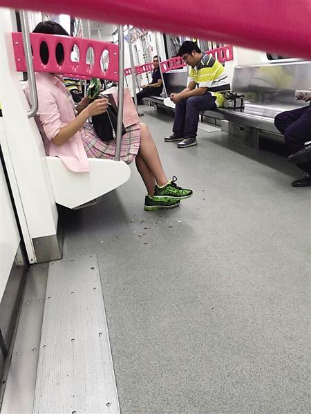 女子坐地鐵嗑瓜子