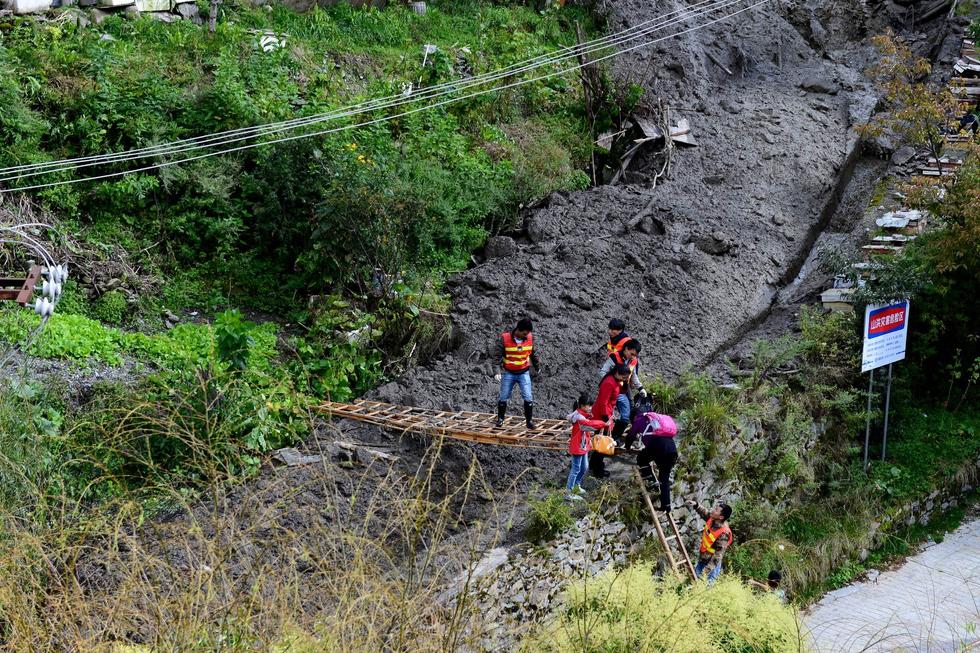 四川康定市城區突發泥石流 交通已中斷