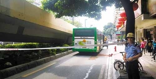 電動車被卷入車底