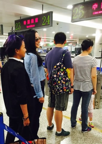 張柏芝排隊(duì)等安檢