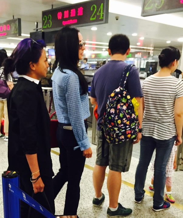張柏芝排隊(duì)等安檢