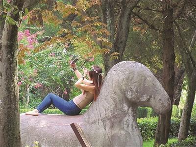 南京女子騎在文物上自拍