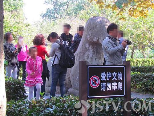 騎在文物上自拍的不文明行為