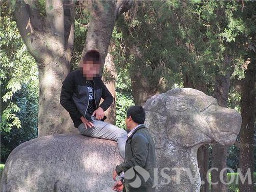 騎在文物上自拍景區不文明現象普遍