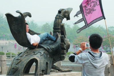 騎在文物上自拍景區不文明現象普遍