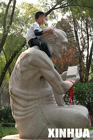 騎在文物上自拍景區不文明現象普遍