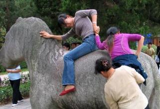 騎在文物上自拍景區不文明現象普遍