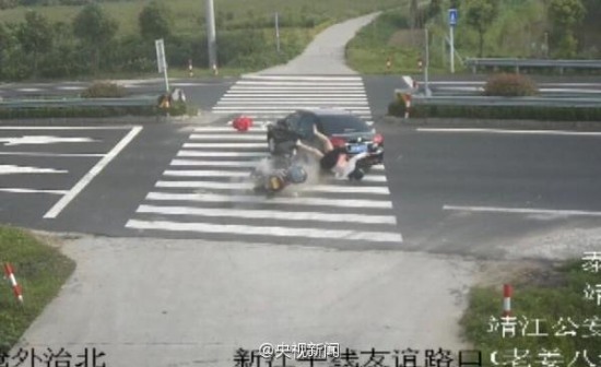 女子騎摩托車玩手機被撞飛