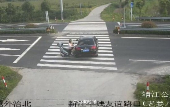 女子騎摩托車玩手機被撞飛