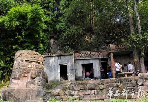 中國最大石獅遭不文明人成敏刻字