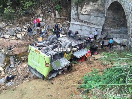 霍山一輛大客車發生墜橋