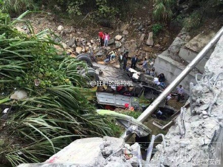 旅游大巴車墜橋