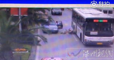 出租車開門撞到騎電瓶車女子