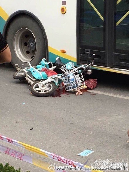 出租車開門撞人
