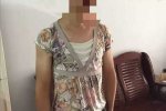 醉酒男穿女裝 男子喝醉酒被人穿上女裝扔路邊