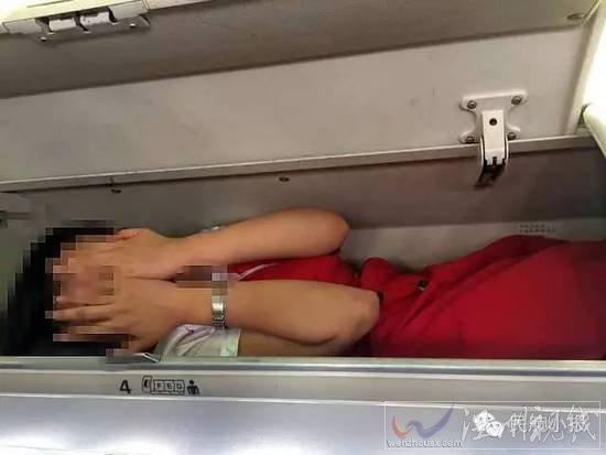 空姐被塞進(jìn)行李架