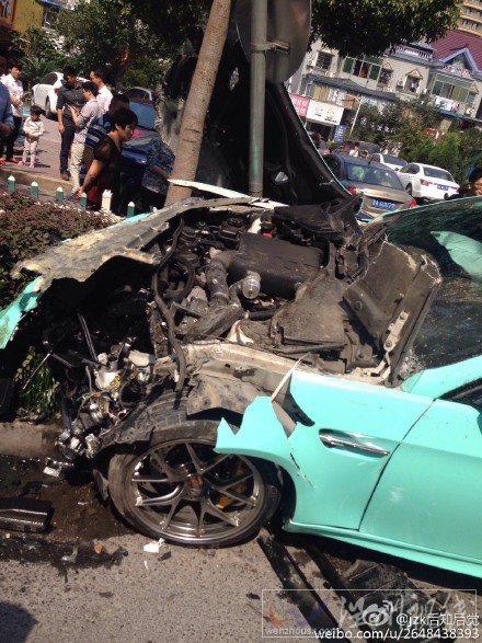 轎車前部嚴重受損