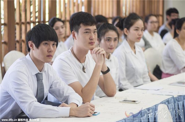 校招空姐要求素顏素腿