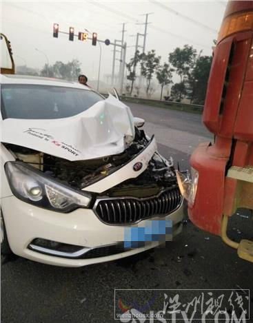 女司機(jī)車禍后現(xiàn)場撒錢