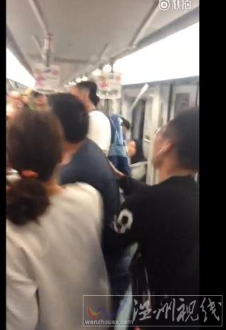 上海地鐵8號(hào)線(xiàn)男子吐痰