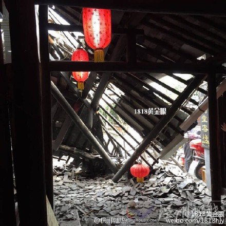 長廊上磚瓦掉落一地