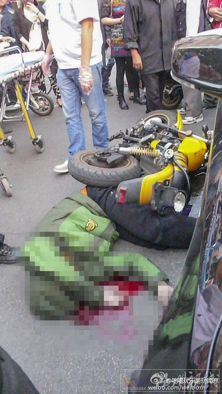 男子被摩托車壓住