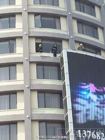 女子飯店樓上想跳樓