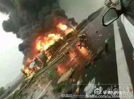 西安高速油罐車爆炸事故現場照片