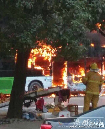 咸寧市區(qū)一公交車自燃