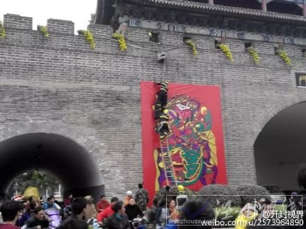 河南老人在城樓上上吊