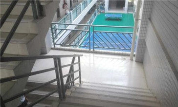 女生猝死校方稱病