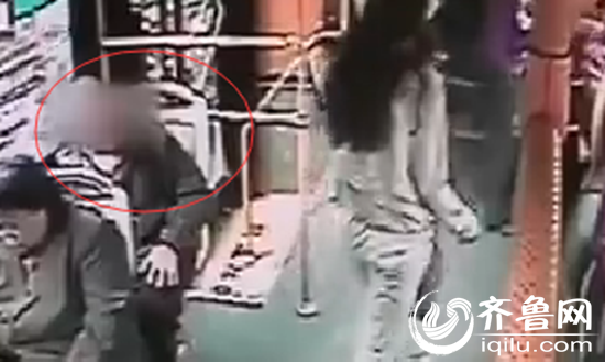 玩手機被大爺罵