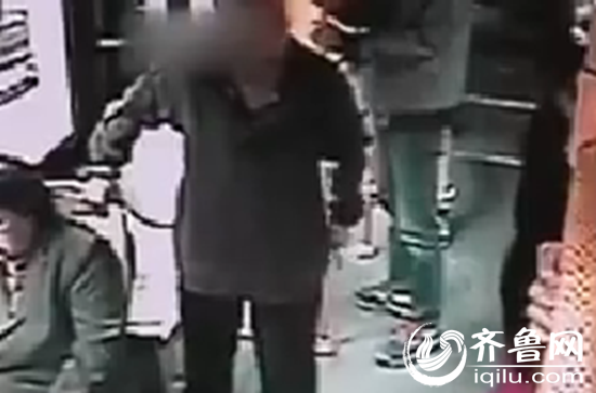 玩手機被大爺罵