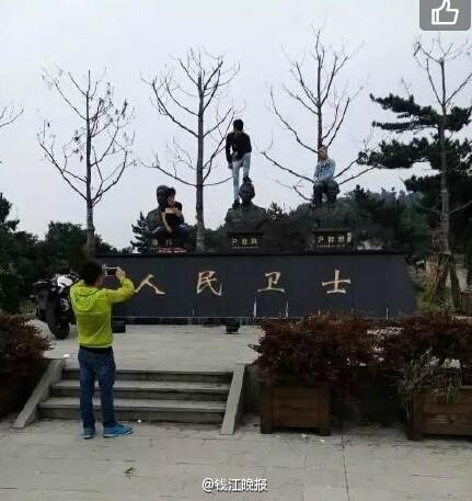 男子腳踩消防烈士銅像