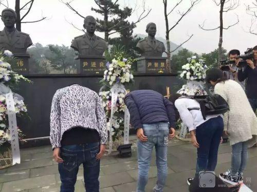 男子腳踩消防烈士銅像已道歉