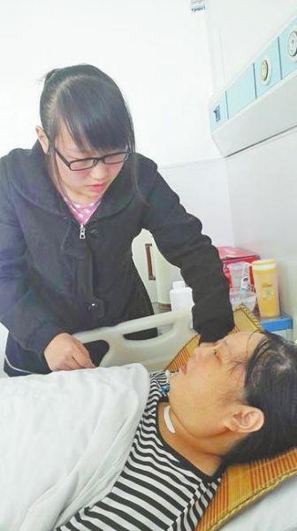 女孩照顧癱瘓母親