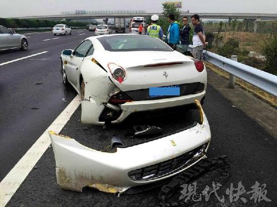 法拉利撞護欄追尾