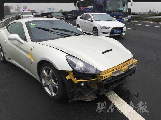 現法拉利撞護欄追尾