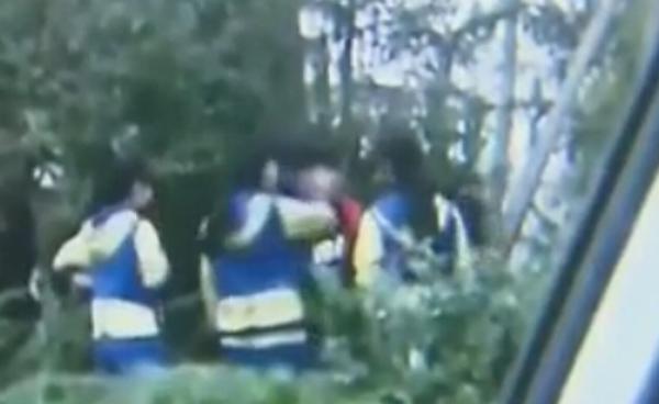 中學女生圍毆男生