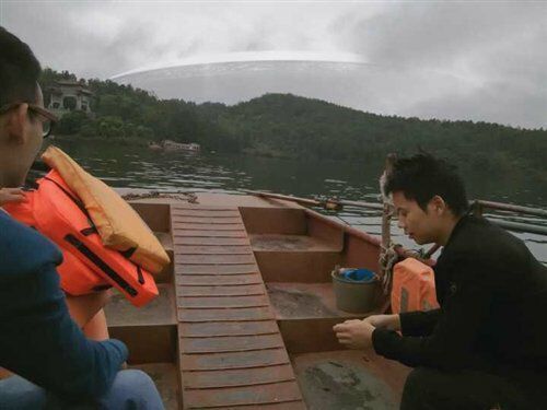 四川眉山天空現(xiàn)飛碟云