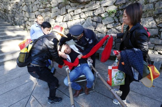 眾人抬轎護(hù)送游客