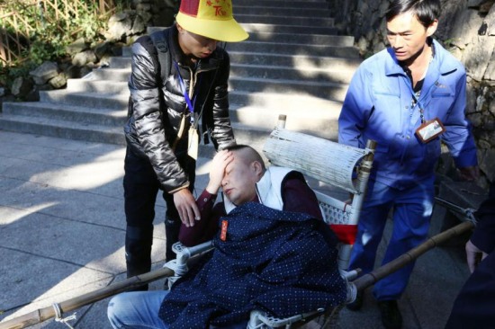 眾人抬轎護(hù)送游客