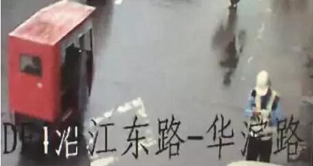 瑞安女司機撞協(xié)警