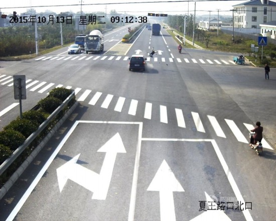 女子闖紅燈被撞飛