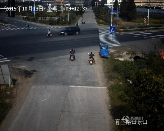 女子闖紅燈被撞飛