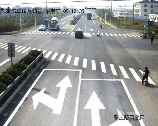 女子闖紅燈被撞飛