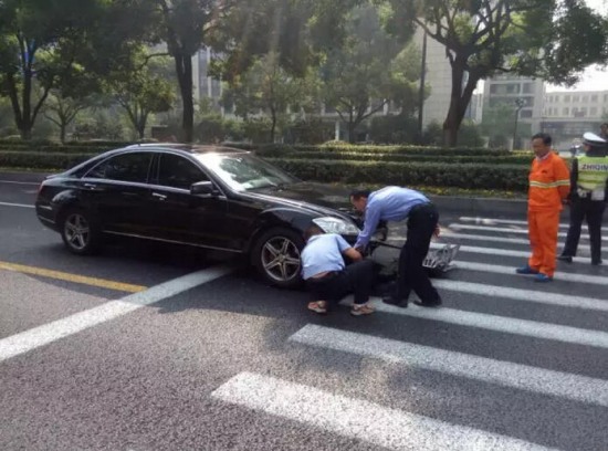 奔馳追尾出租車